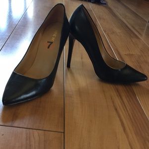 Nine West “NW Frolic” Black Leather Size 7